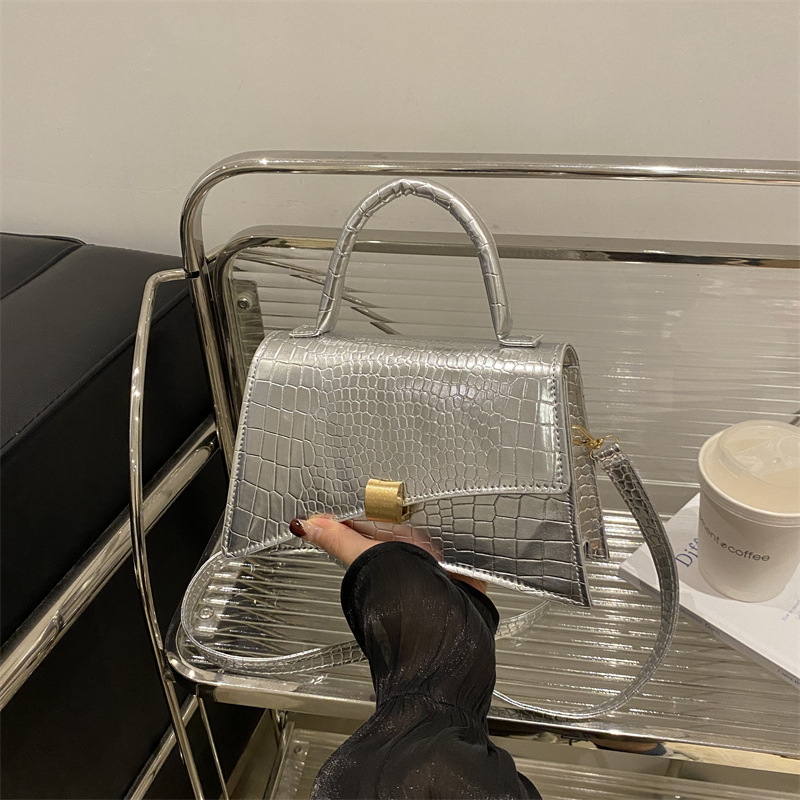 Bolso de axila retro simple 2024 invierno nuevo bolso cuadrado pequeño de moda patrón de cocodrilo bolso pequeño de un solo hombro de moda occidental