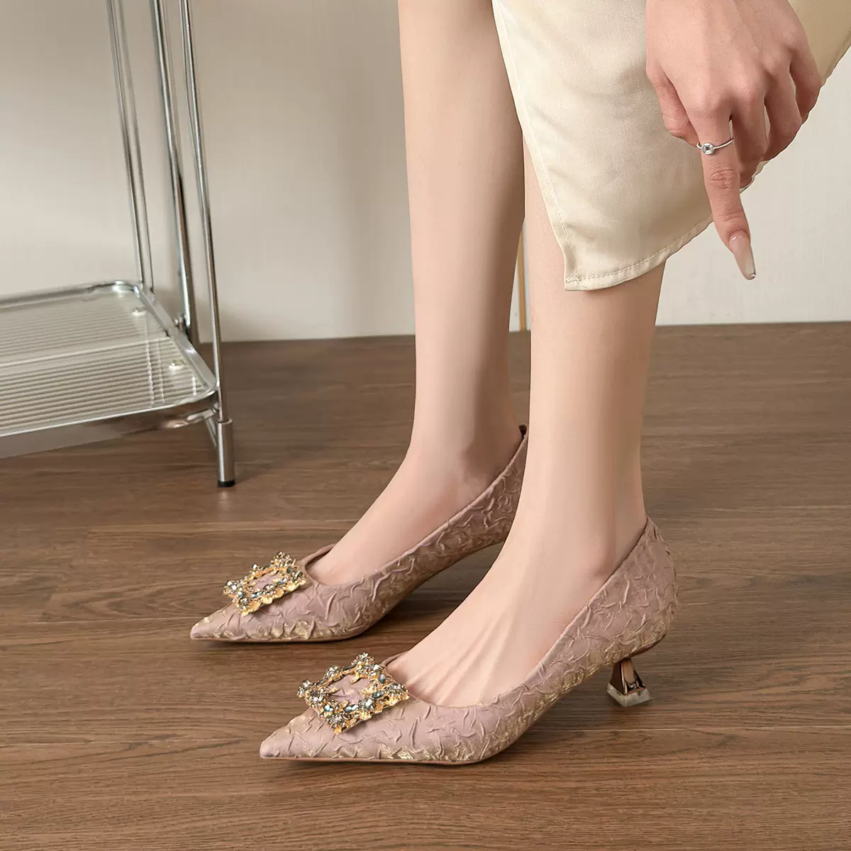 春季新款绸缎变色方扣高跟鞋尖头女细跟轻奢 小香风单鞋女高级感