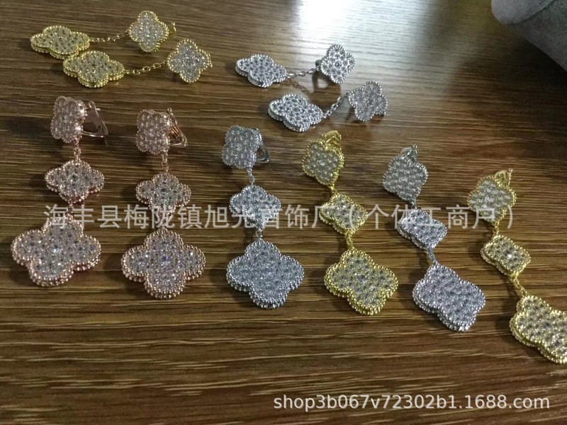 ダイヤモンドがちりばめられた四つ葉のクローバーイヤリング、3つの花のイヤリング、高品質の電気メッキの厚いゴールド、女性用の多用途でシンプルなイヤリング|undefined