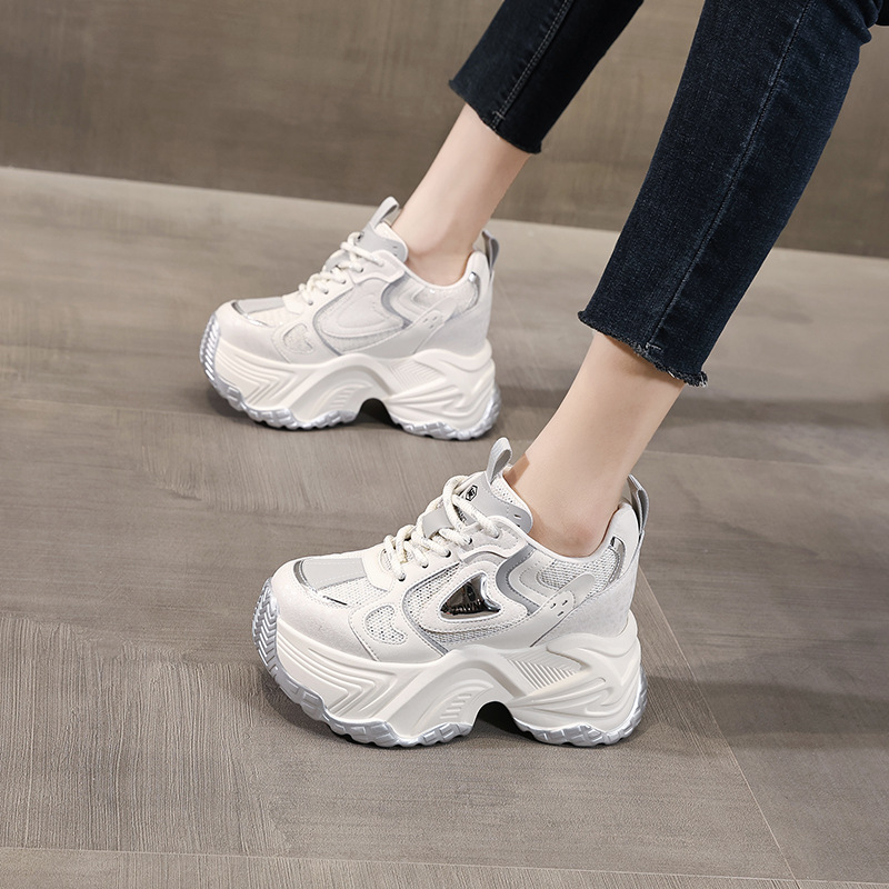 Giày sneaker nữ đế dày độn cao bên trong dáng nhỏ — Màu be