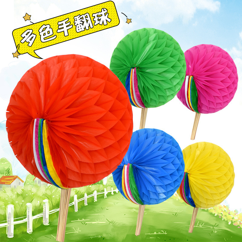 学校の運動会の開会式の手は道具の多色の手を持って花をひっくり返します。|undefined