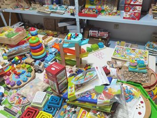 Large warehouse orphans baby play house early education toys
