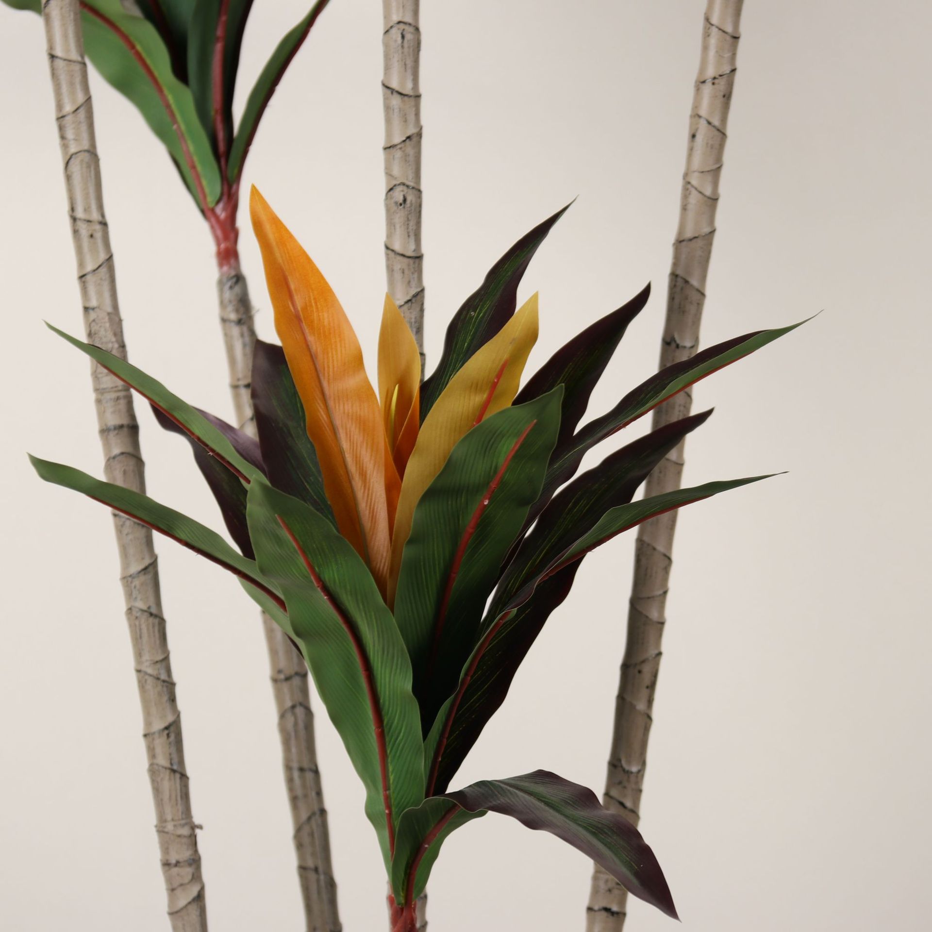 Simulación de plantas verdes Sensación avanzada Simulación de borde rojo Hierro Árbol falso Planta en maceta Sala de estar Interior Decoración Decoración Paisaje de plantas biónicas