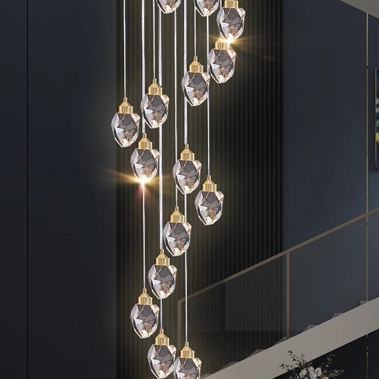 Lámpara de lujo lujosa moderna lámpara de cristal de ángulo de diamante lámpara de cristal escalera de piso vacío villa complejo hielo atmósfera luz larga sala de estar