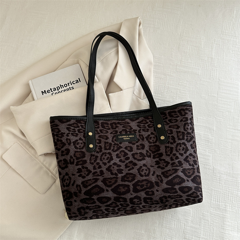 Bolsa de gran capacidad de leopardo para mujeres otoño y invierno 2024 nuevo tipo de bolso de hombro de moda extranjera versátil bolso de viaje retro