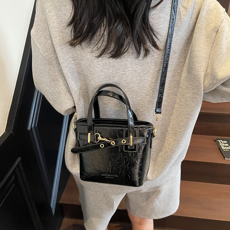 Comercio exterior de cercanías bolso de cubo de mano de todo fósforo femenino 2025 nuevo bolso de canasta de verduras de tendencia de todo fósforo bolso de mensajero de sentido avanzado