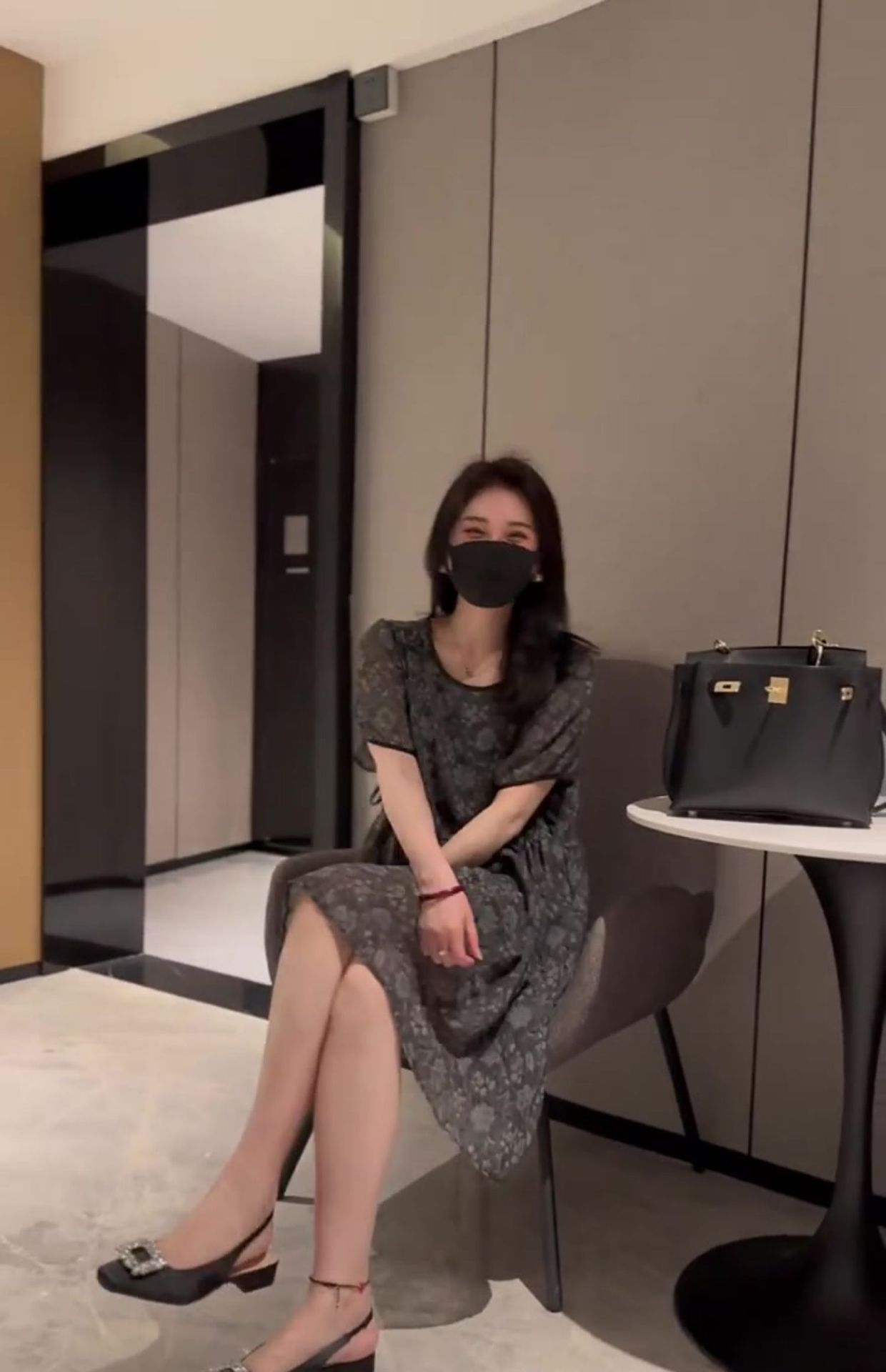 Váy liền A chữ tay ngắn cổ tròn in họa tiết chất liệu Tencel mềm mại — màu xám chi tiết 4