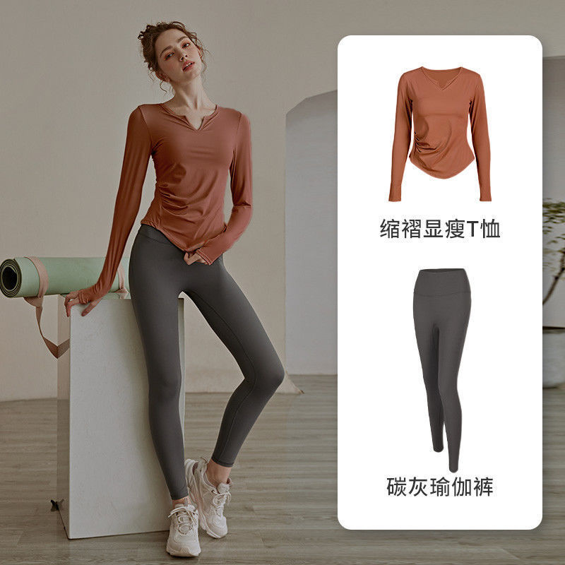 ↑ blusa roja + pantalones grises de carbono - Lista de compras obligatorias