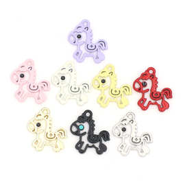 本命年彩色小马耳饰配件 2025 秋冬镂空设计感 新年过年喜庆配饰