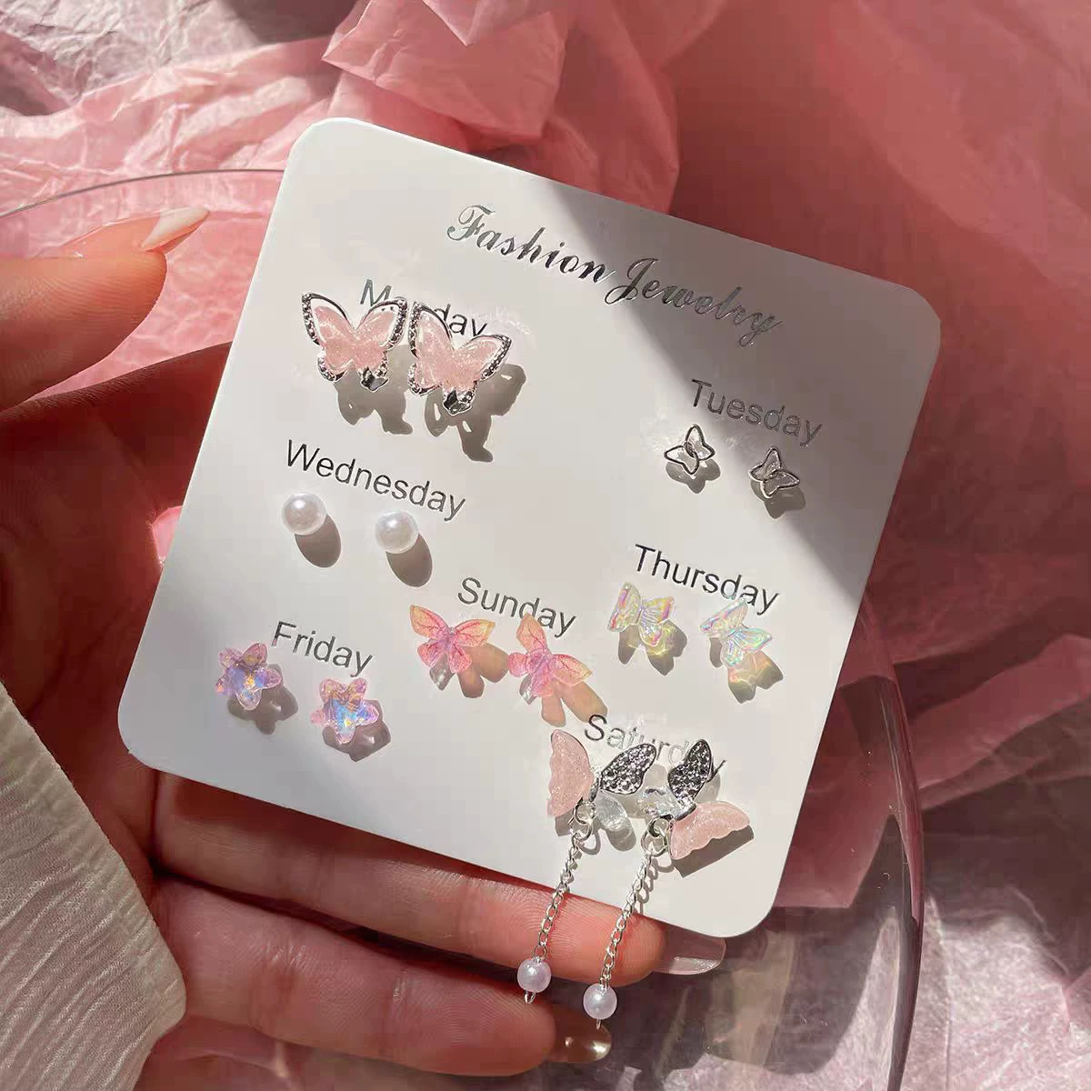 Fresh cute small universal earrings, simple and elegant design