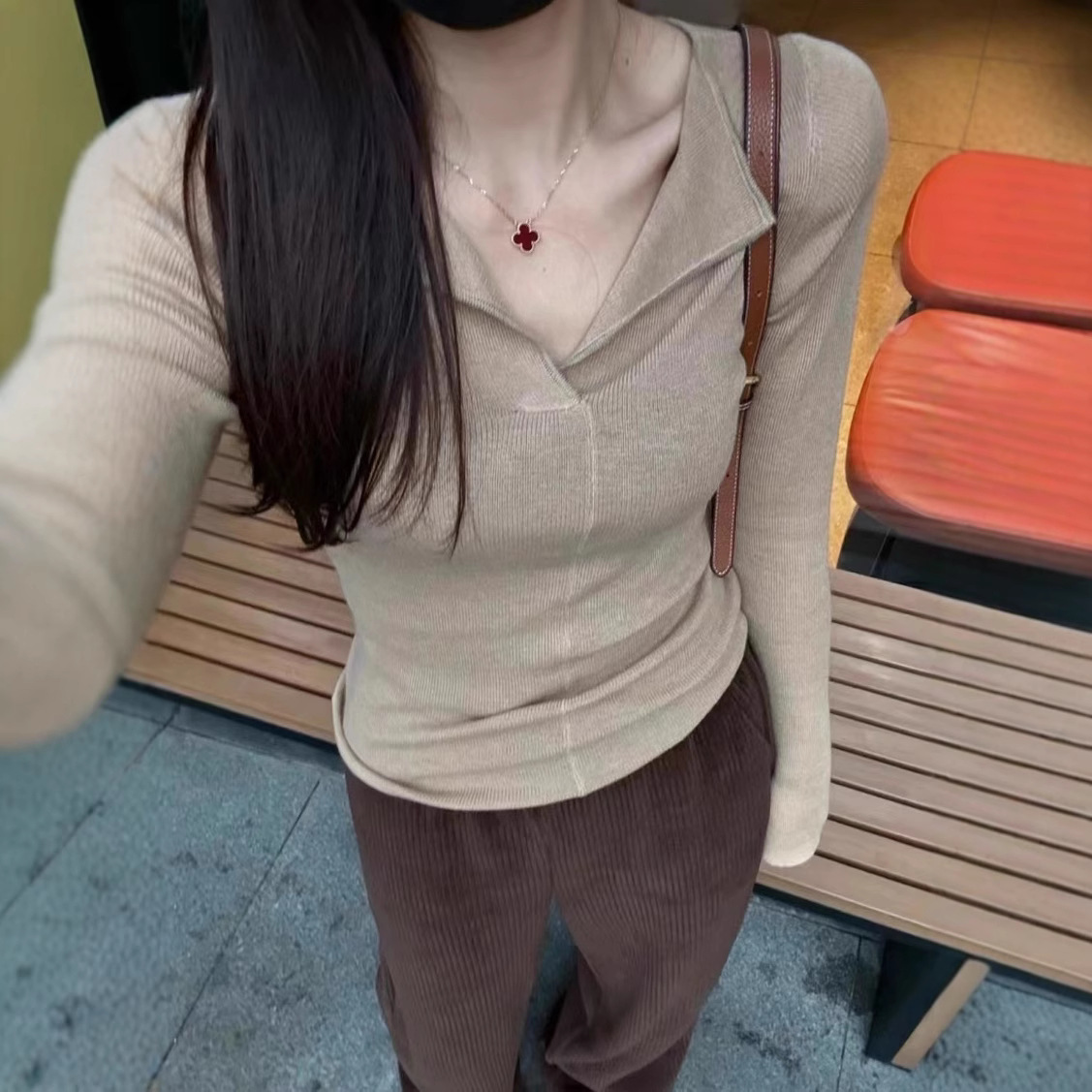 依之欣秋冬款软糯纸片人减龄V领纯色修身显瘦上衣亲肤针织打底衫