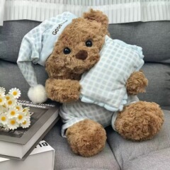かわいい枕、青い格子縞のパジャマ、クマの人形、ぬいぐるみ、女の子への睡眠ギフト