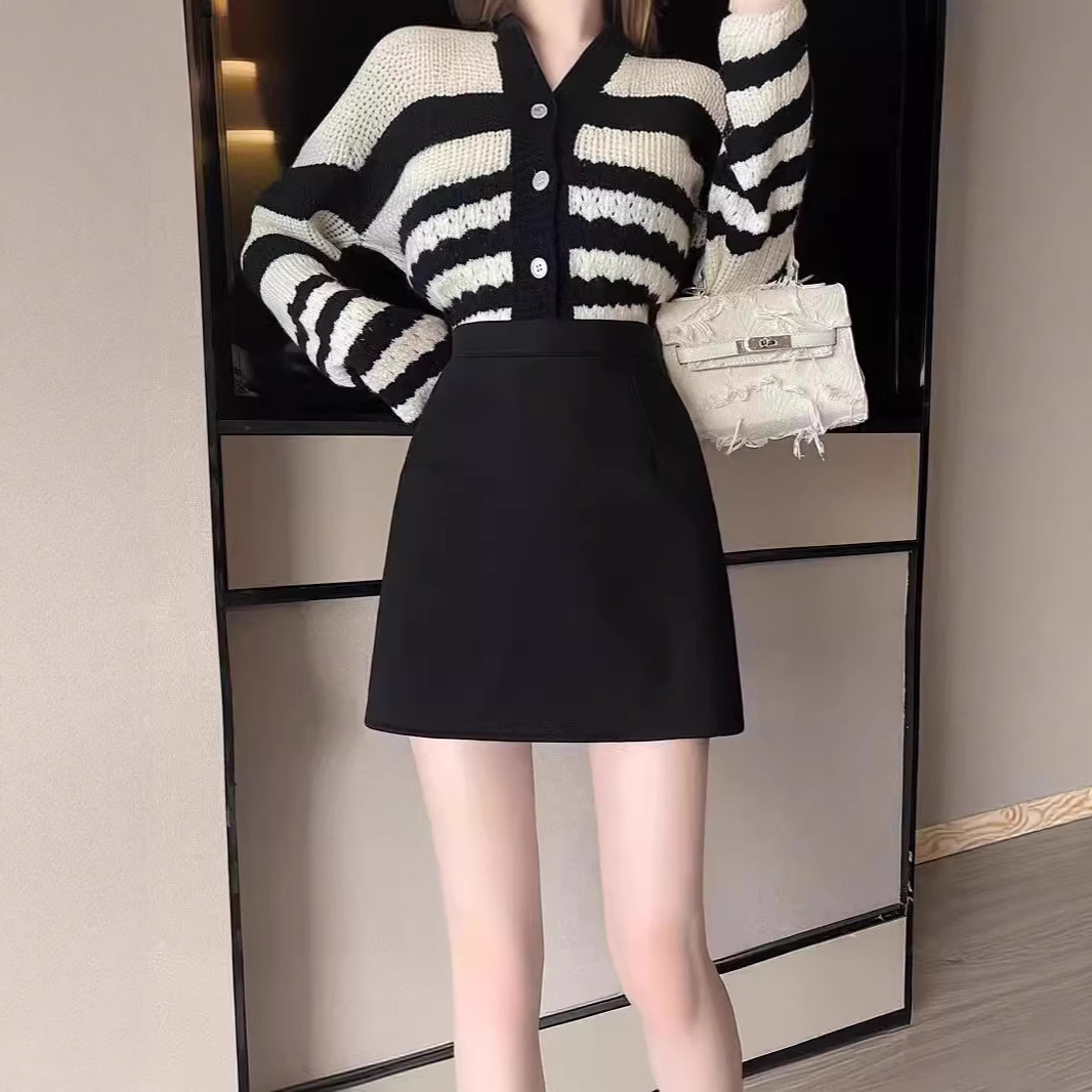 黑色毛呢a字短裙女2025秋冬高腰显瘦学生包臀裙韩版配毛衣半身裙