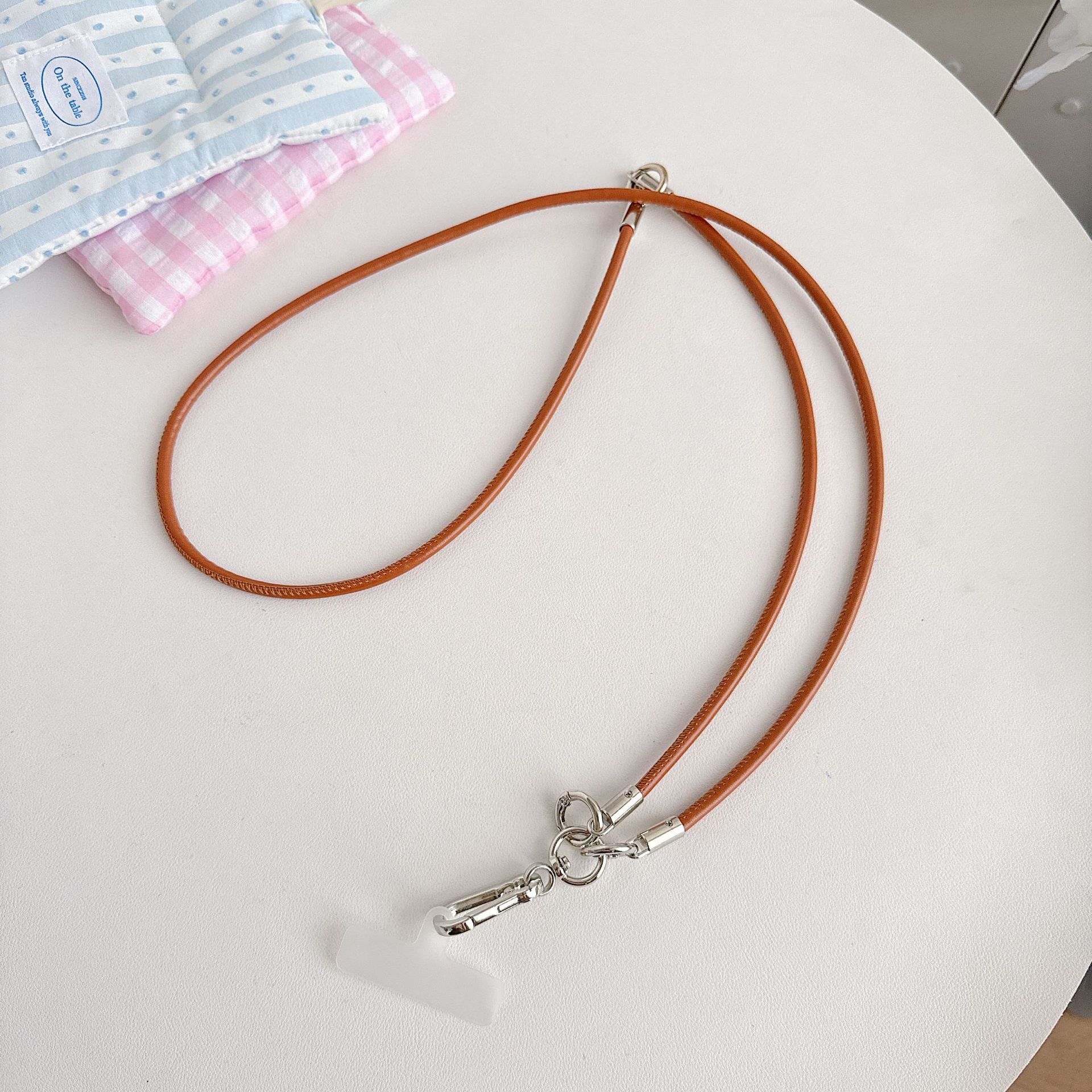 Cordón de teléfono móvil de alta gama hecho a mano boutique Cordón de cuero ins Cadena larga y corta Cordón de teléfono móvil de moda Cordón de mensajero largo y corto