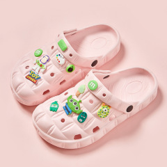かわいい洞靴夏の女子学生は厚い底を着て糞を踏む感じが高くなります。