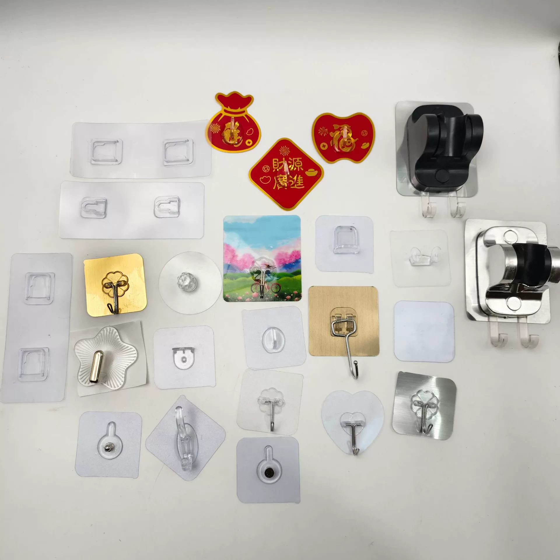 Прозрачный бесшовный крючок за дверью кухни