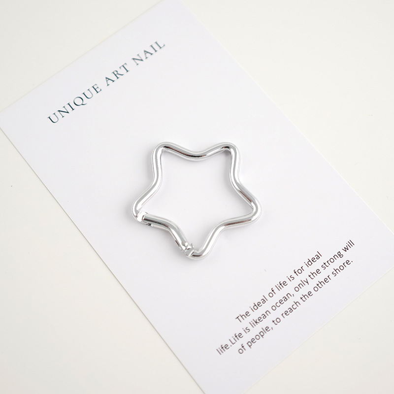 バックパックにフックを掛けて登山ボタンを掛けます。