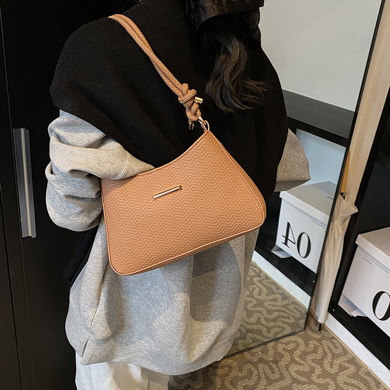 Bolso bandolera marrón con leche caramelizada para mujer 2023 nuevo bolso bandolera de otoño e invierno bolso de axila de viajero