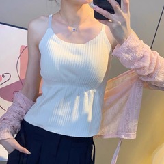 百合はやせている美背下着のストラップのベストを着ています。