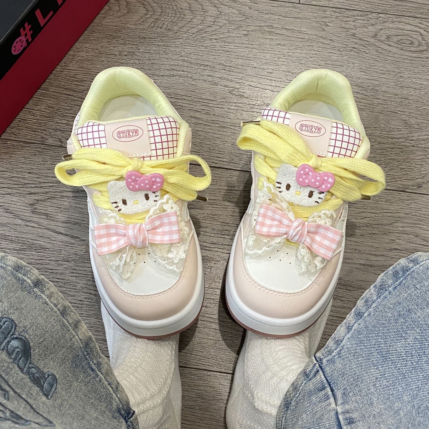 Zapatos deportivos de suela gruesa para mujeres 2025 verano y otoño nuevos zapatos de pan de diseño casual de nicho transpirables zapatos blancos pequeños