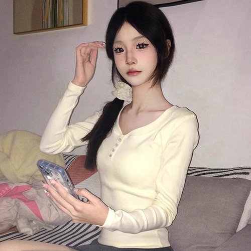 Korean-style round-neck, Western-inspired innerwear with soft fleece and long sleeves—perfect for fall and winter, offering a versatile, side-pleated, slim-fit, and elegant look.