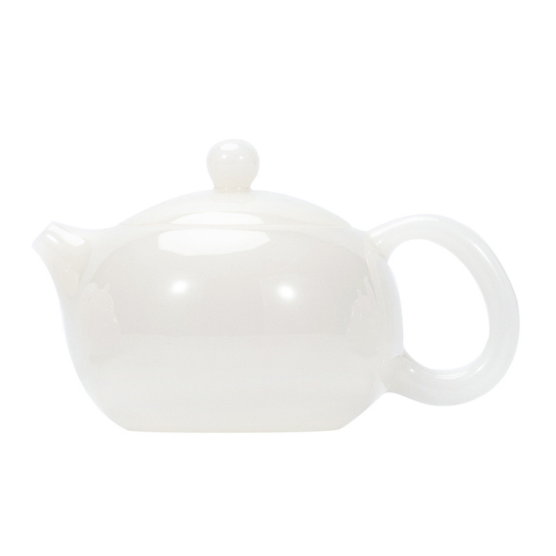 年轻人泡茶壶