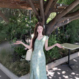 绿色吊带碎花连衣裙女夏季2025年海边度假穿搭长裙夏日绝美小裙子