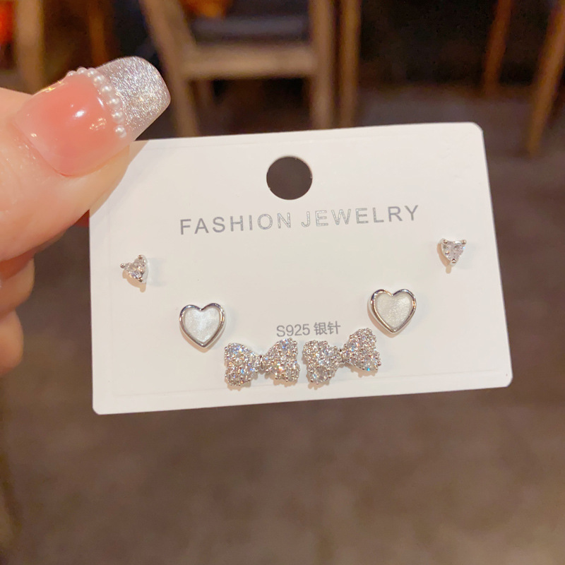 S925 aguja de plata micro incrustaciones de circón pendientes cortos pendientes de pelo corto japonés y coreano elegante todo-fósforo simple conjunto de tres piezas pendientes para las mujeres