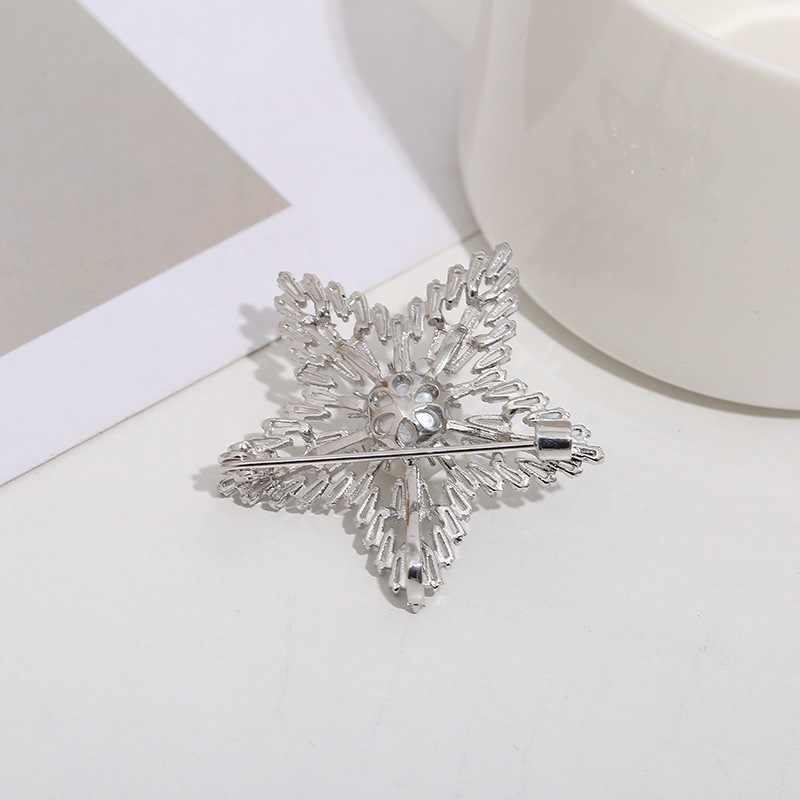 Estilo coreano popular estrella de cinco puntas forma pin moda OL escalera cuadrada circón broche ropa pin pequeña joyería al por mayor