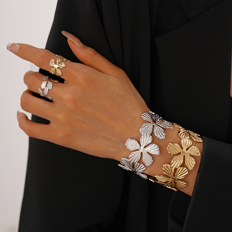 Pulsera abierta de flores con patrón de metal transfronterizo europeo y americano de dos piezas, temperamento de nicho simple, joyería de sentido avanzado para mujer