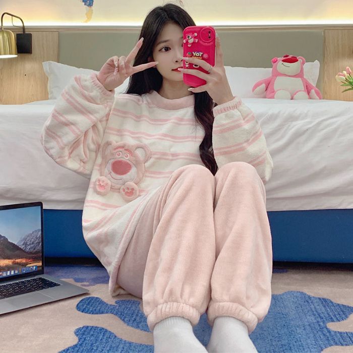 Pijamas al por mayor transfronterizos para mujeres de invierno engrosados de manga larga flange coral veludo lindo hoodie de cuello redondo conjunto de ropa para el hogar