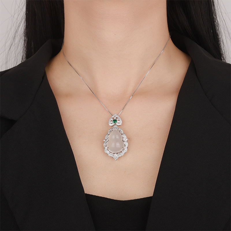 2024 nuevo colgante de joyería Zhuang Shengsheng con incrustaciones de hielo blanco collar de calabaza de calcedonia temperamento colgante de jade 16*24