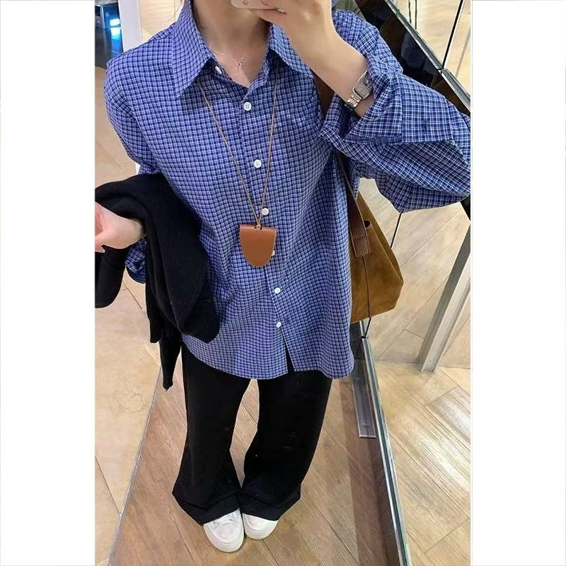 Синяя клетчатая рубашка куртка женская ранняя осень