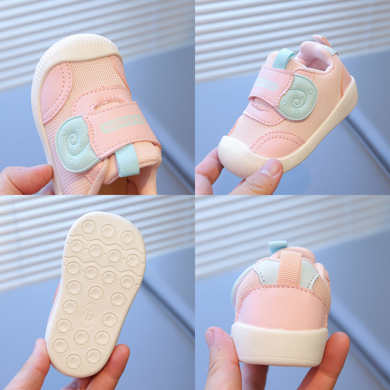 Zapatos infantiles para bebés en otoño nuevos zapatos de función ligera antideslizante con suela suave, una etapa de zapatos de red para bebés, hombres y mujeres.