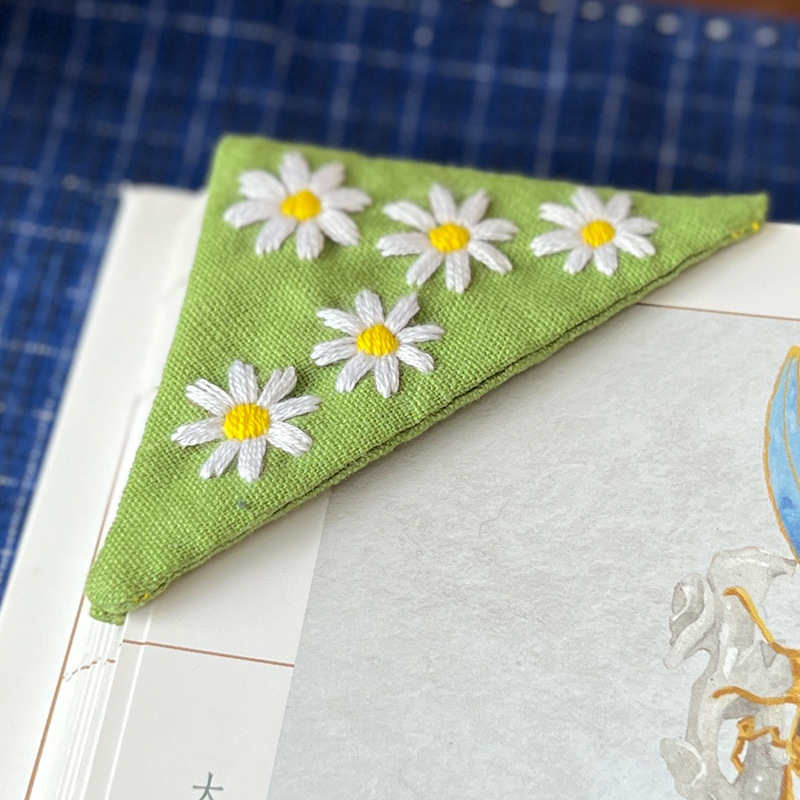 Marcadores de flores bordadas a mano Ludiy material de bordado bolsas de libros marcadores de esquinas lindos marcadores creativos de estudiantes
