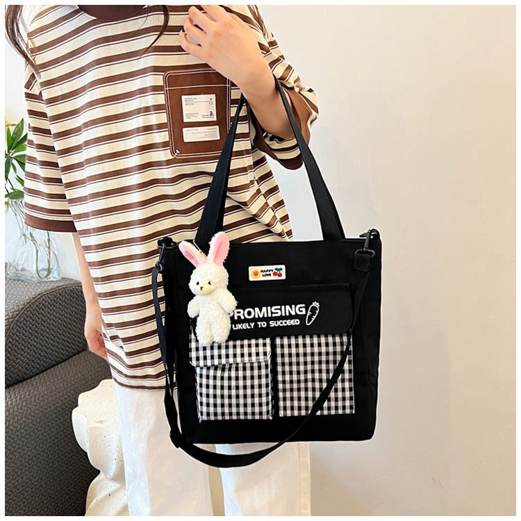 The new Korean-style cute nylon bag for class tutoring is a versatile checkered single-shoulder bag that is selling well (with a bear) undefined