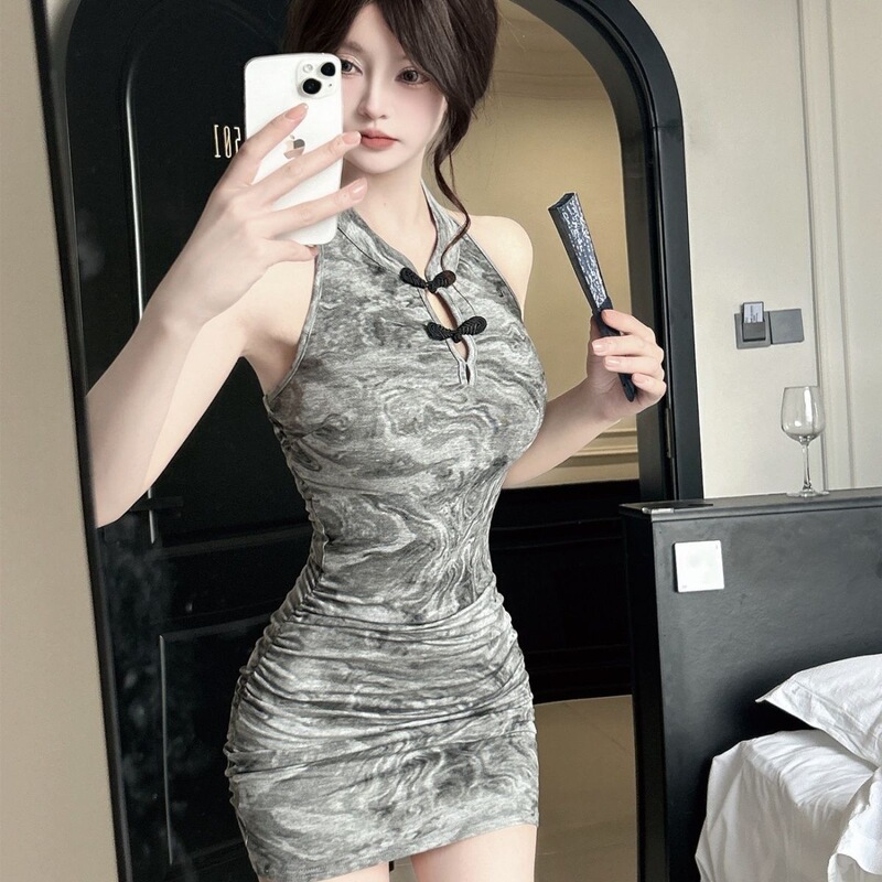 New Chinese-Style Retro Sleeveless Halter Neck Design with Exposed Back, Buttoned Waist, and Hip-Hugging Evening Qipao Dress