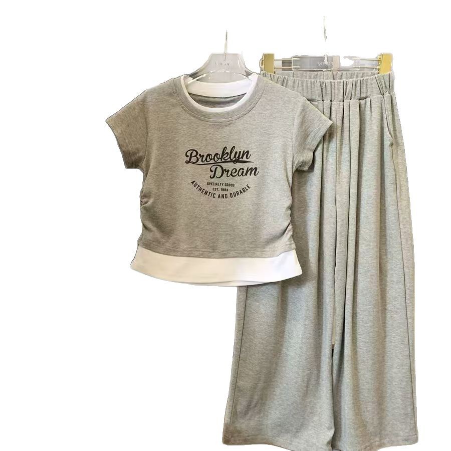 Traje de moda de dos piezas falso para niñas verano 2025 nuevo estilo casual y cómodo para niños grandes pantalones de manga corta de dos piezas