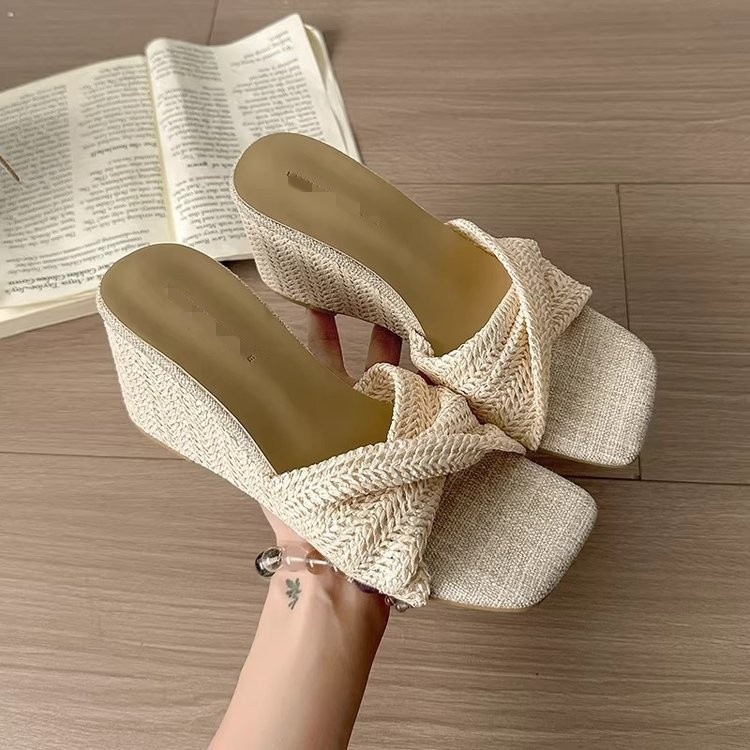 Zapatillas de tejido retro francesas para mujeres 2026 nueva moda de verano, pistas de moda versátiles, zapatillas frías con falda.
