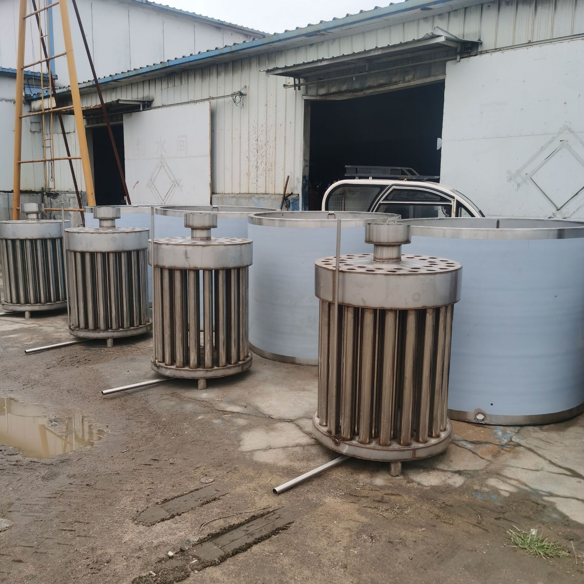 制作不锈钢一体式甑锅高粱酒烧酒锅配套水箱冷却器 投料500斤设备