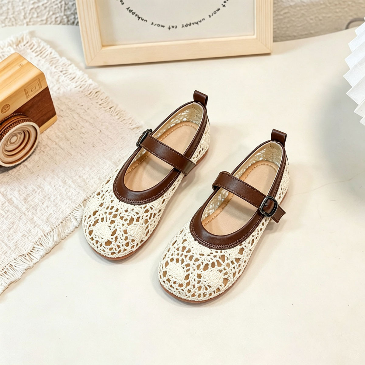 Zapatos de playa de moda de niñas versátiles 2026 verano nuevos zapatos casuales transpirables de malla para niños sandalias huecas