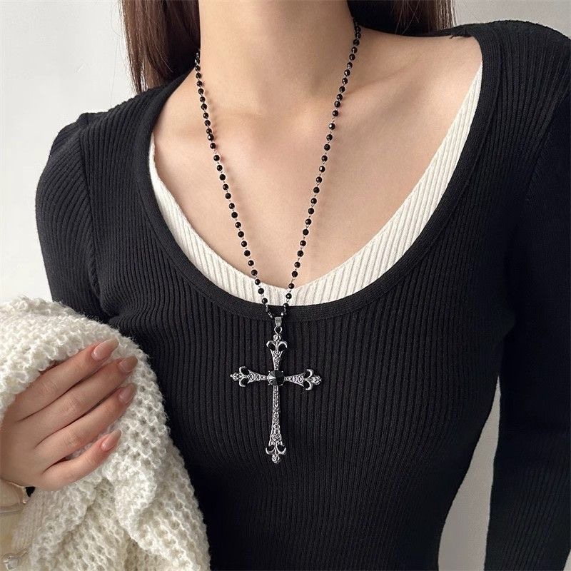 白黒の大きい爆発の十字のネックレスの女性の秋冬のガードルの毛の服のチェーンの長いタイプの軽くて豪華な大衆の百合の高級な装飾品|undefined