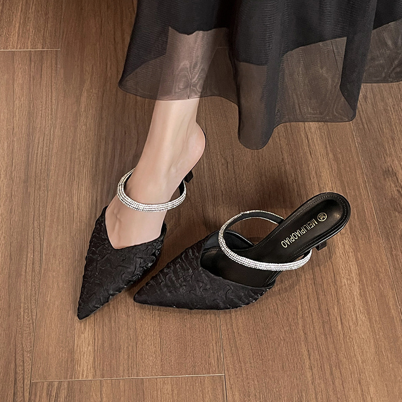 Medio trapeador de zapatos de tacón alto temperamento 2025 nuevas sandalias de diamantes de imitación estilo hada pantuflas mujeres de verano