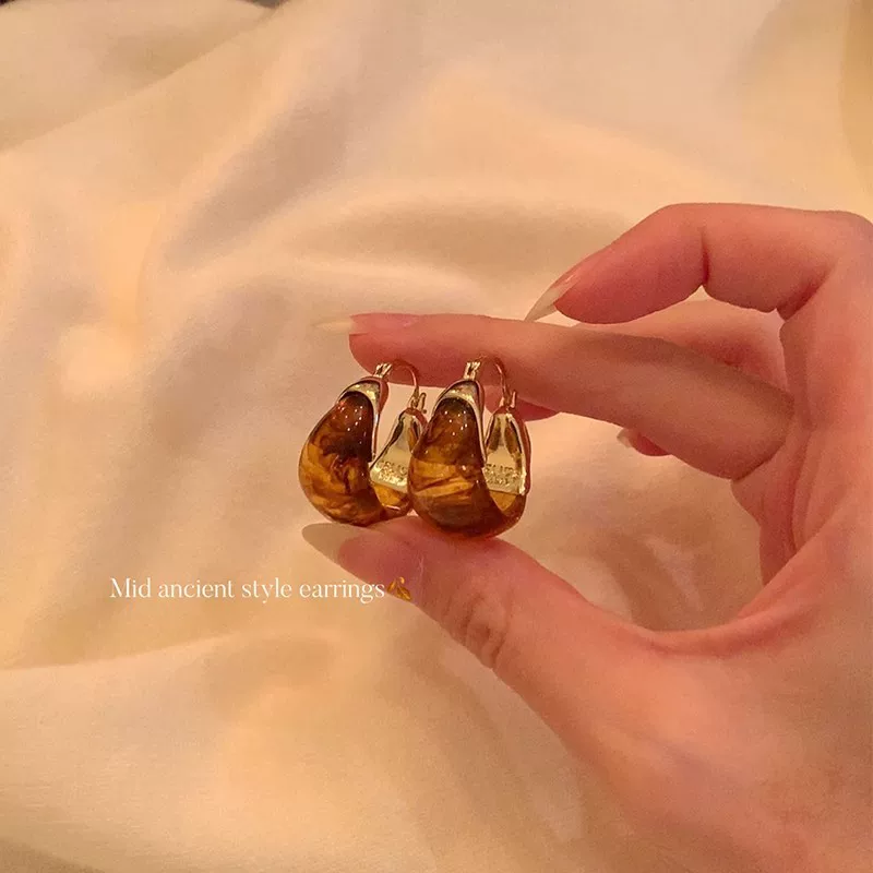 Серьги ретро янтарная капля, золотистый оттенок, полупрозрачная лёгкая подвеска