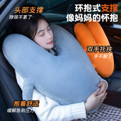 多くの車で枕を抱く車の腰は首の枕で寝ます。