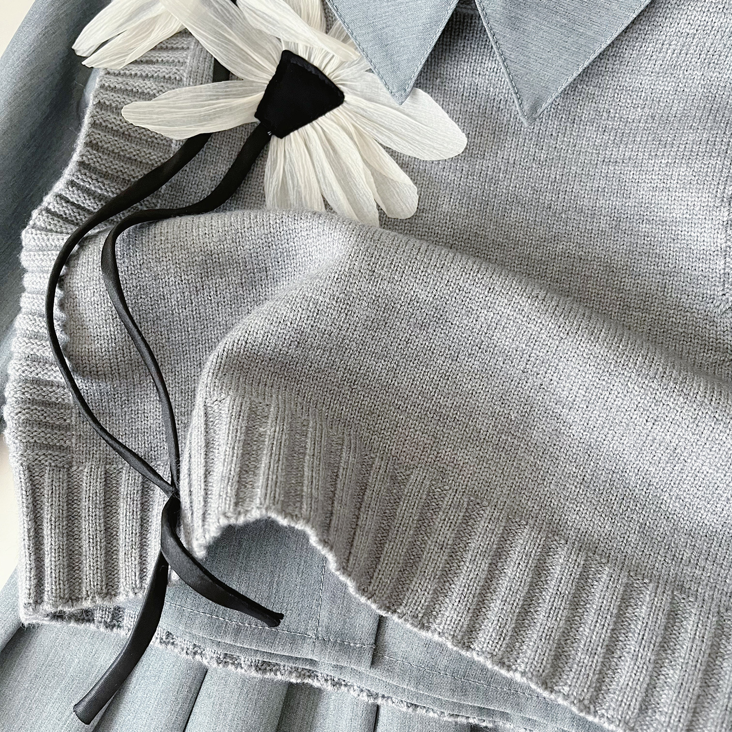 2024 Mädchen Koreanische Version Herbst Strickweste einfarbiges Hemd Faltenrock dreiteiliges Set stilvoll 67371_voghion.com