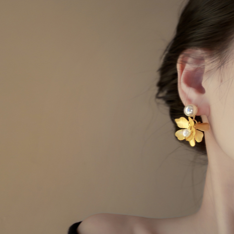 Pendientes de flores de perlas de agua dulce con aguja de plata Pendientes de temperamento retro francés femenino Pendientes de todo fósforo de nicho Lujo ligero y de alta gama