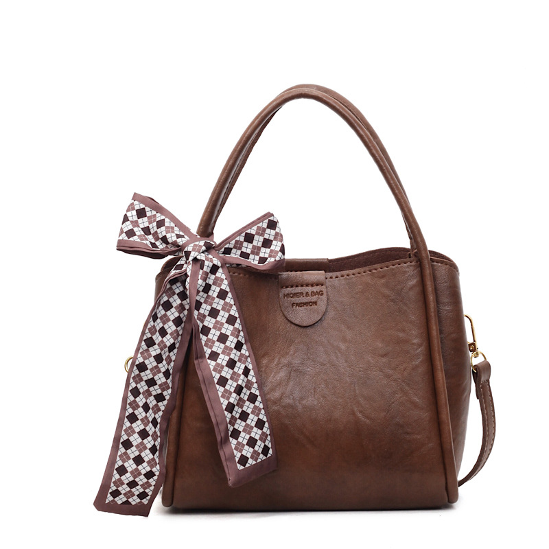 Bagos de transporte retro de estilo extranjero otoño y invierno 2025, nueva moda de un solo hombro, bolsas de cubo simples