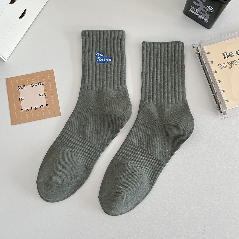 Calcetines Calcetines de tubo desodorante de primavera y otoño para hombre Calcetines de algodón de color sólido Calcetines deportivos que absorben el sudor Calcetines de hombre Zhuji al por mayor