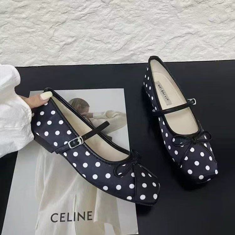 2026 verano nuevo arco de cabeza cuadrada de color de punto nicho ligero de hebilla de una palabra zapatos de moda de mujer
